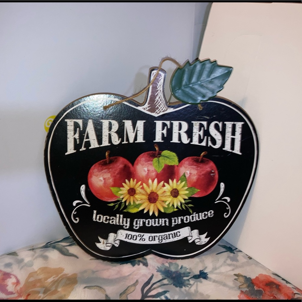 Small apple shaped country home wall hanger